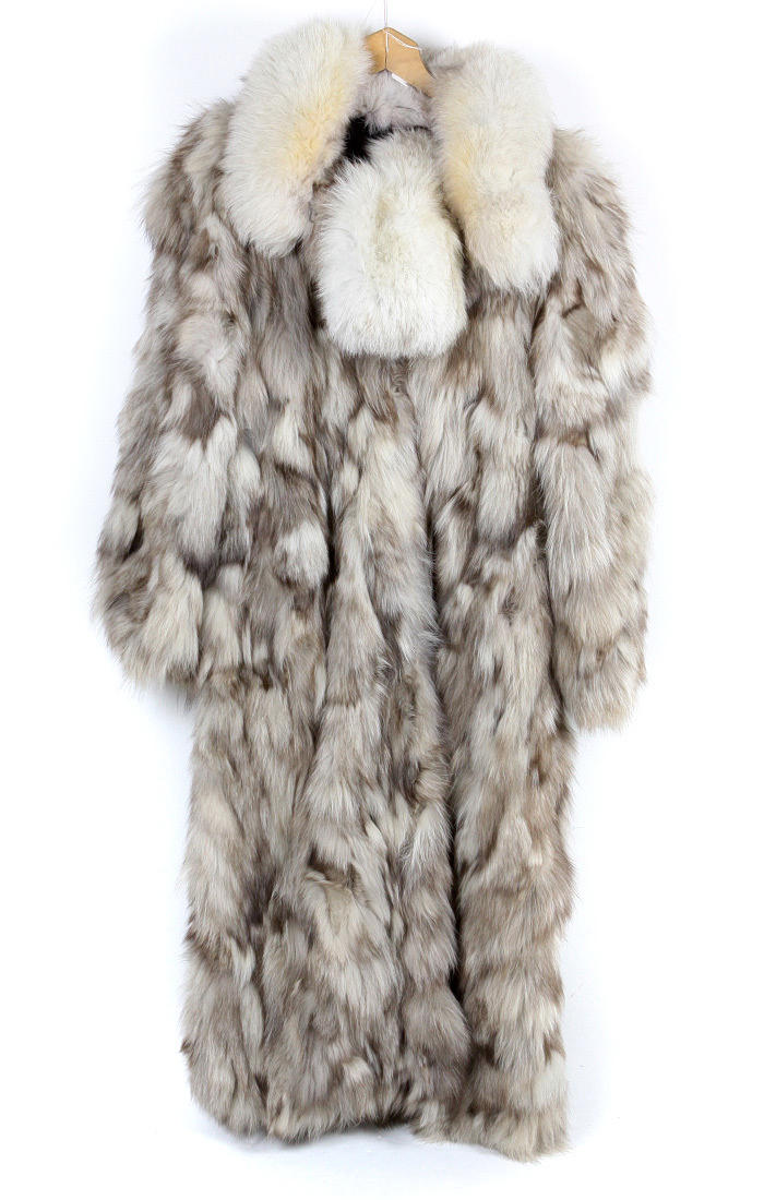 Silberfuchsmantel und Kappe.