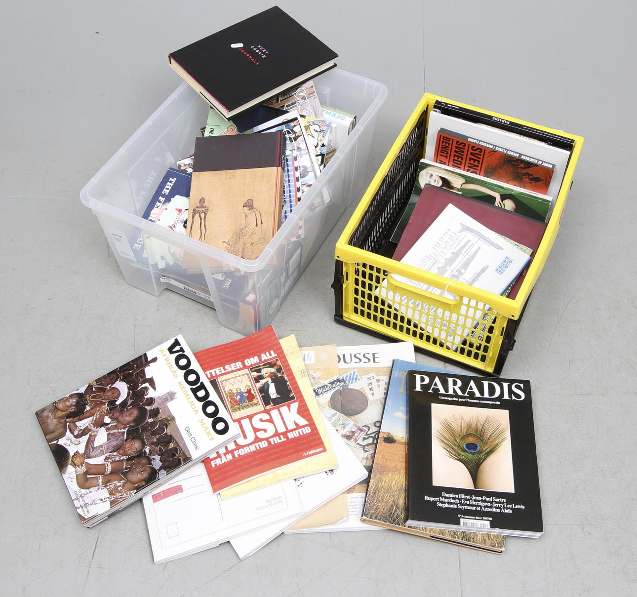 BÖCKER samt TIDNINGAR, bl.a. litteratur.