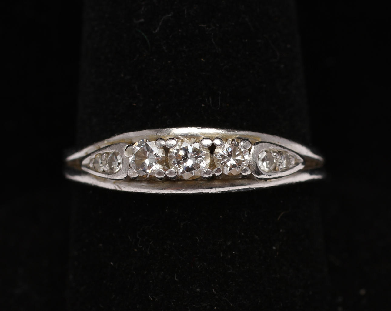 RING, 18k vitguld med 7st mindre vita stenar. Vikt 3,5g.