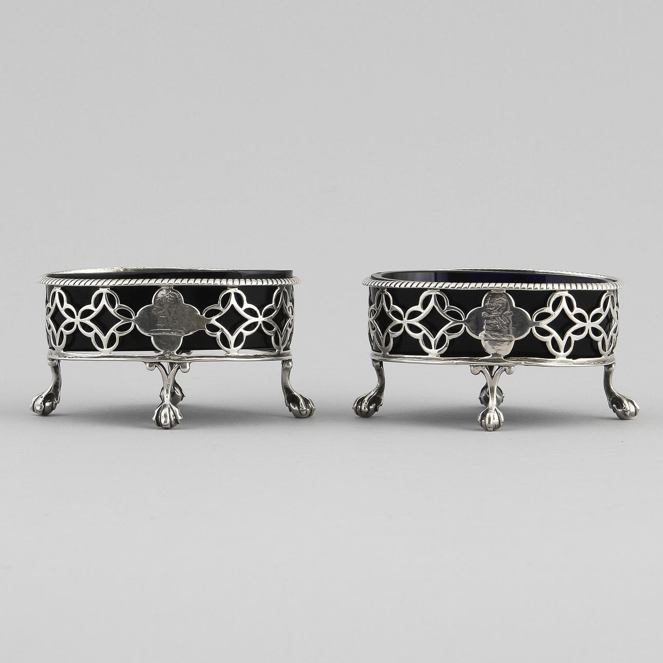 SALTKAR, 1 par, silver, London 1700-tal.