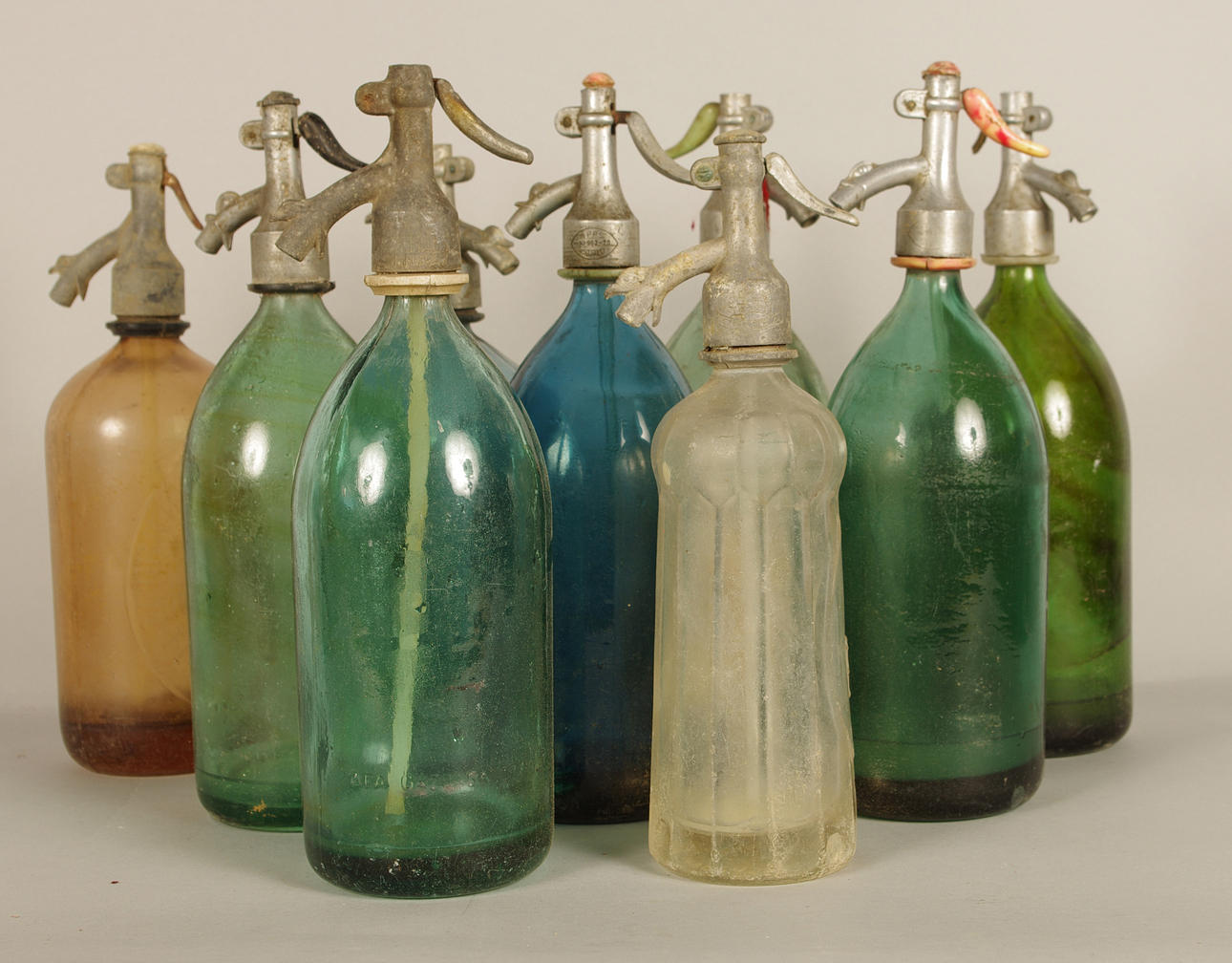 VATTENFLASKOR, 9 stycken, färgat glas.