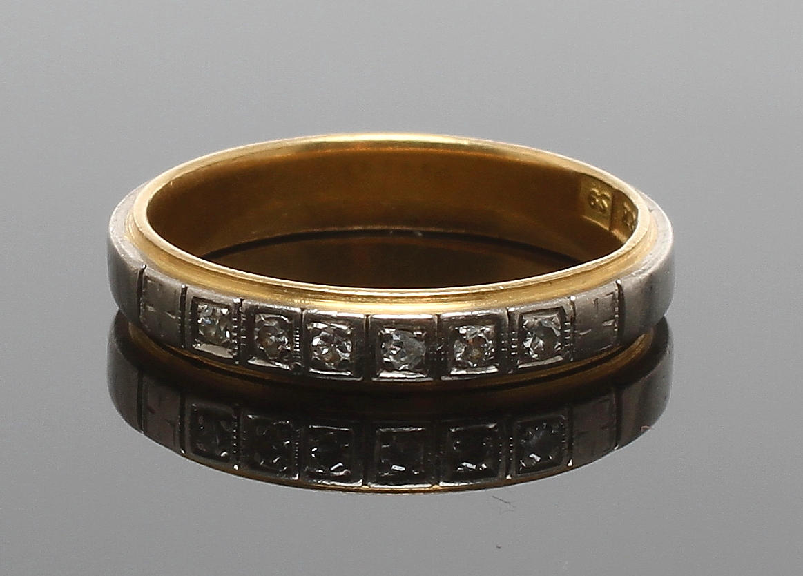 RING, 18k guld med diamanter om tot enligt gravyr 0,06ct. Stmpl GK Stockholm 1968. Vikt 4,1 gram.