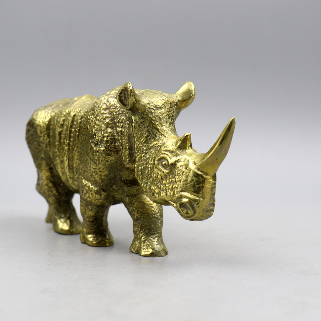 FIGUR, messing, næsehorn, 20. århundrede.