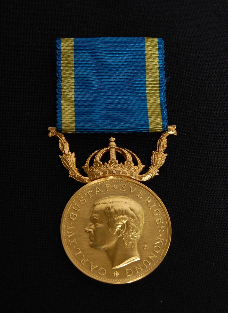 MEDALJ, 23 K guld, fästet 18 K guld, " För nit och redlighet i rikets tjänst" vikt 15 g.