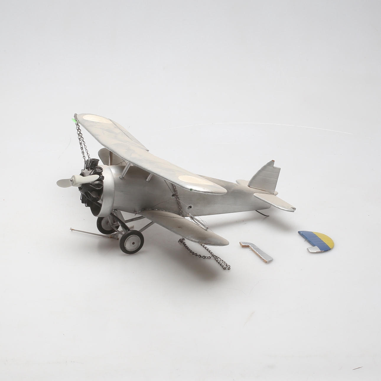 Maqueta de avión, de madera.