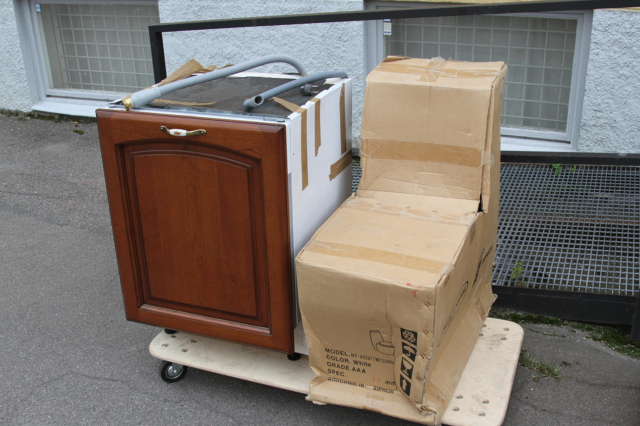 DISKMASKIN, Indesit, Ny, samt TOALETTSTOL, Silverstone, ny.