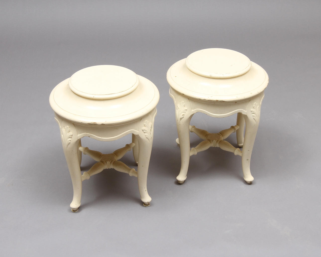 PIEDESTALER, 1 par, rokokostil 1900-tal.