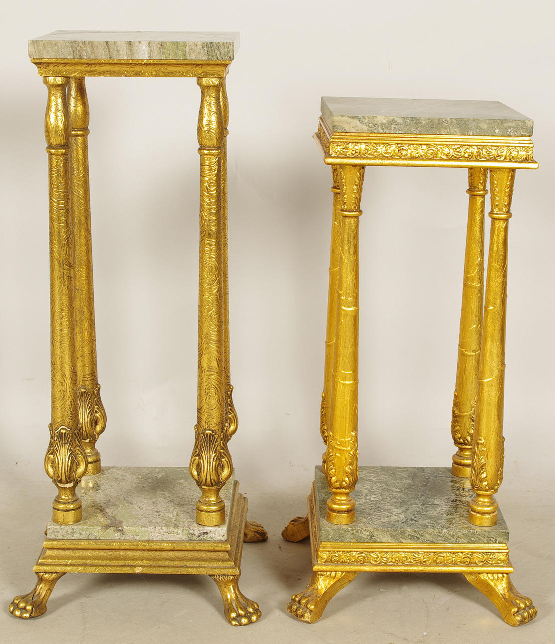 PIEDESTALER, 2 stycken, förgyllda med marmorskivor.