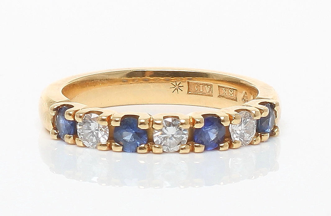 RING, 18k guld med briljanter om tot enligt gravyr 0,30ct samt safirer, Hans Strömdahl AB Stockholm 1999. Vikt 4,5 gram.