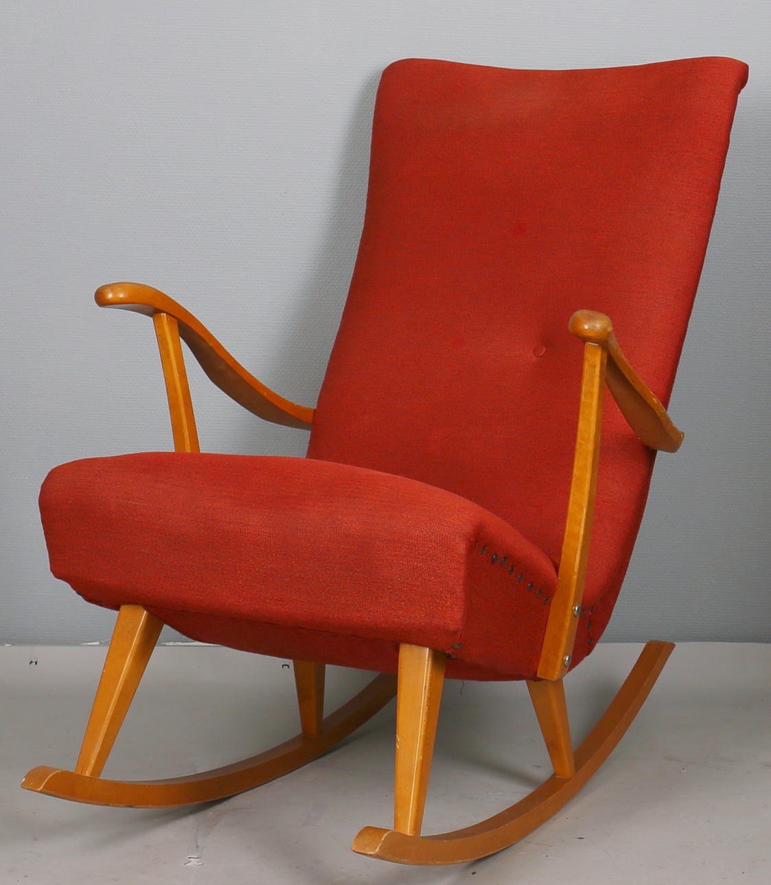 GUNGSTOL i rött tyg, 1930/40-tal.