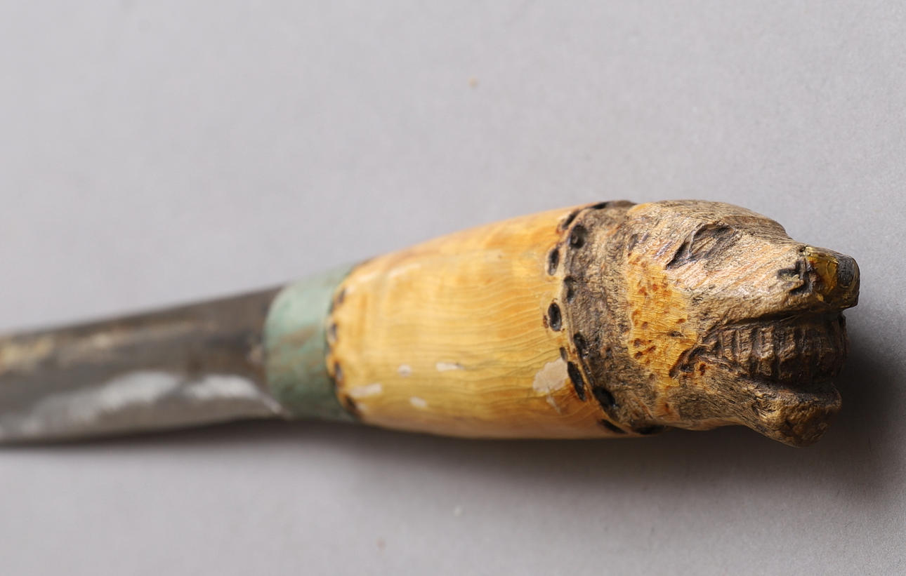 KNIFE, unmarked, unclear signature, carved animal head. Weapons ...