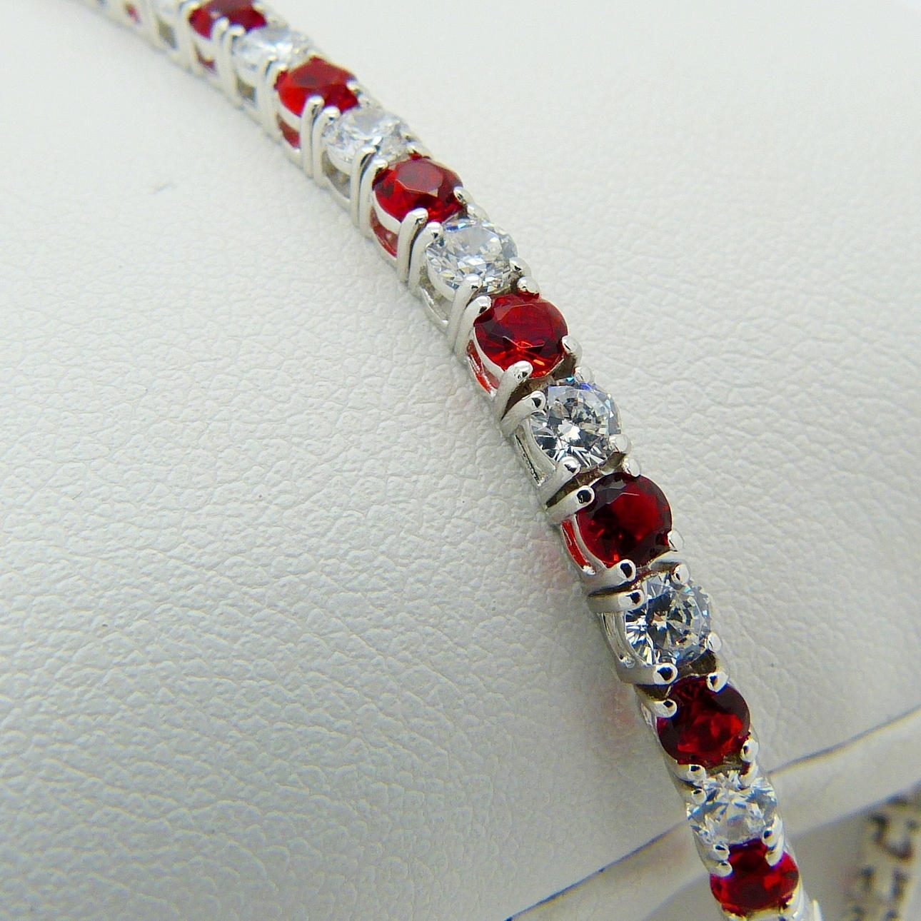 WHITE & RED STONE BRACELET.