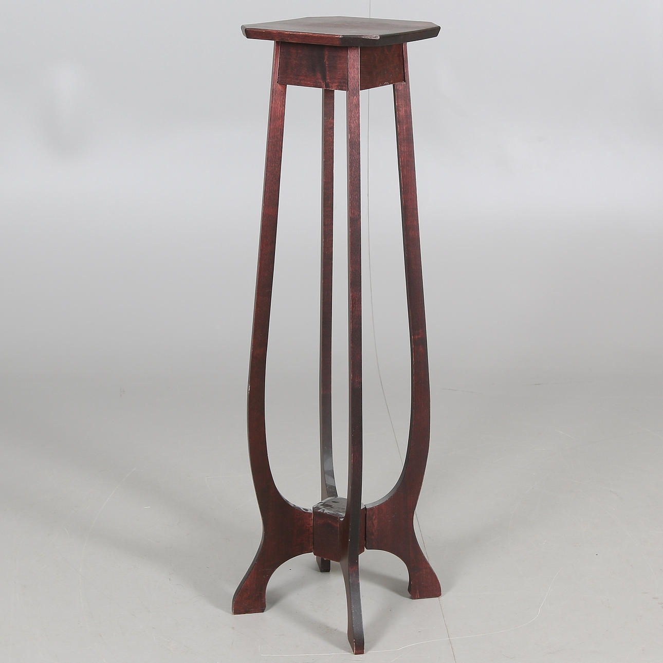 PIEDESTAL, betsat trä, 1900-tal.