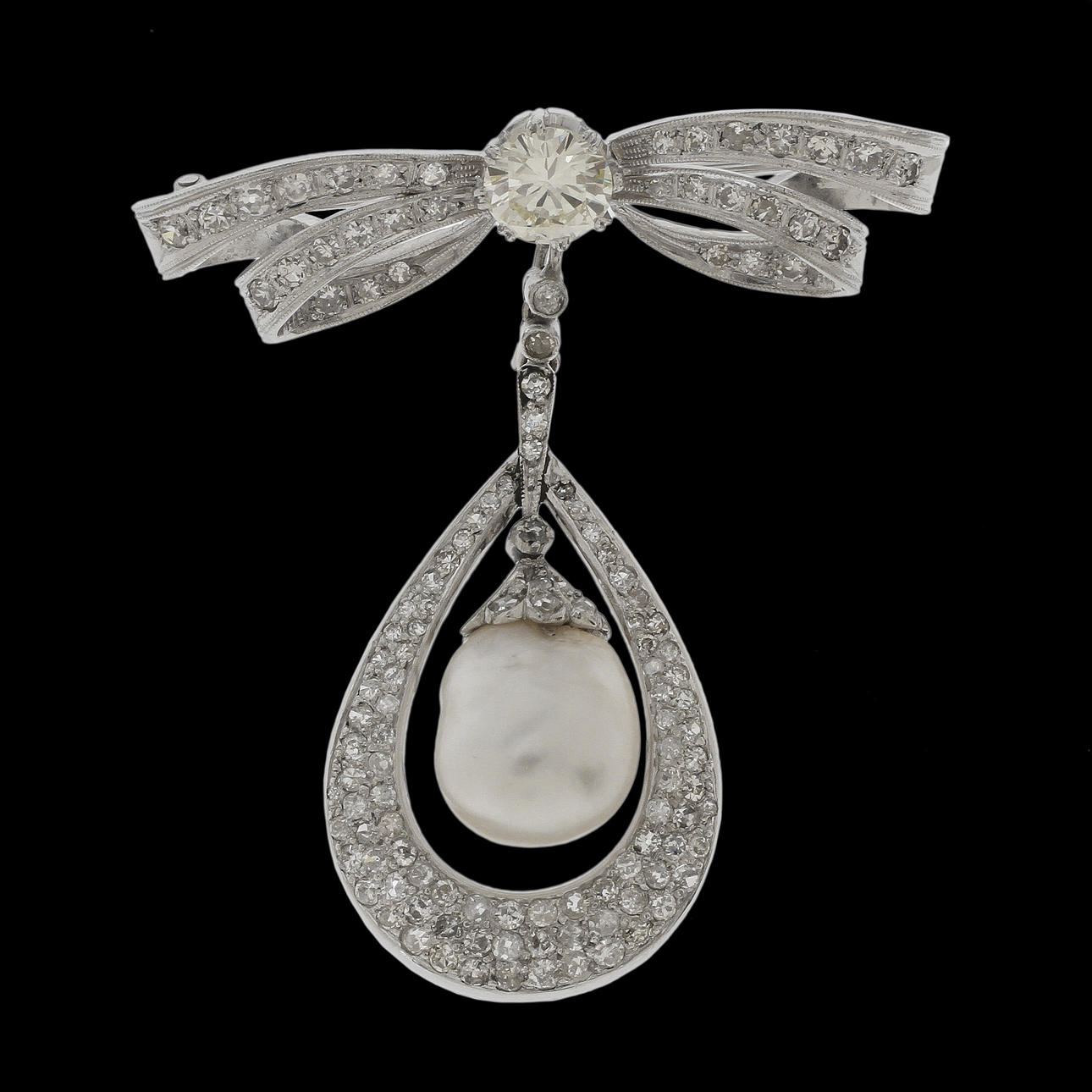 BROSCH, 18k vitguld med diamanter, totalt ca 4 ct, mittsten ca 0,93 ct.samt barockpärla.