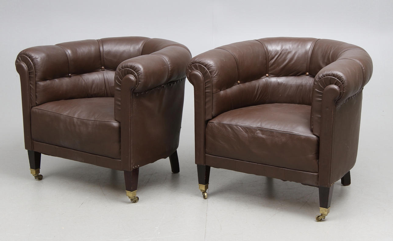 CLUBFÅTÖLJER, ett par, 1900-talets första hälft.