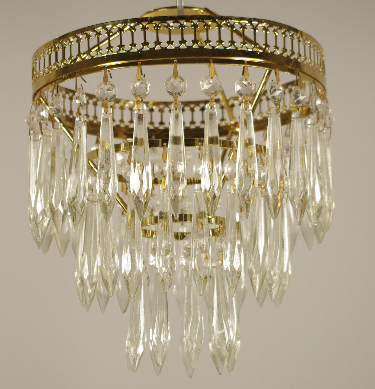 TAKLAMPA MED PRISMOR.