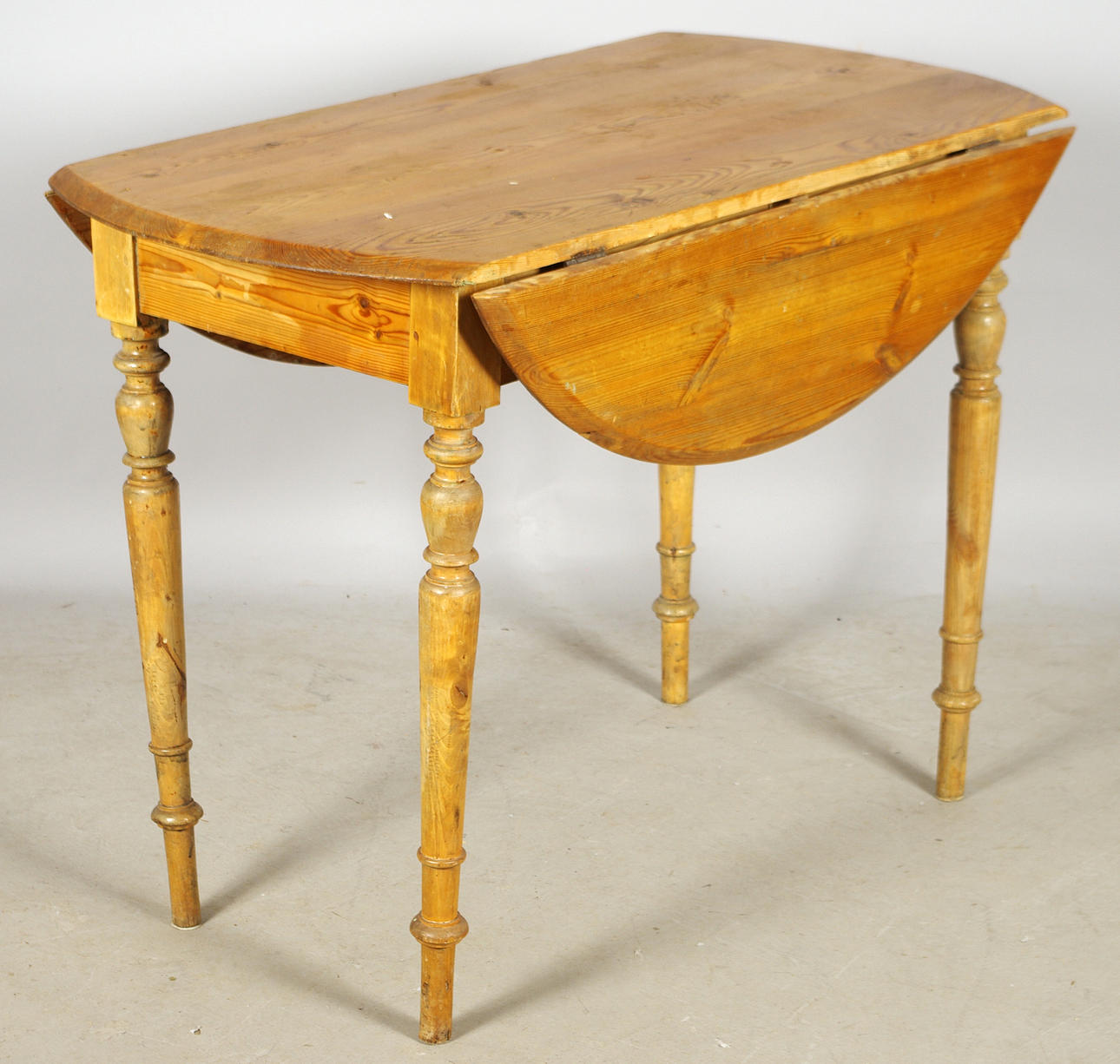 BORD MED KLAFFAR, fur, sekelskiftet 18/1900.