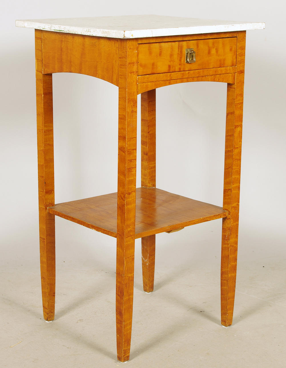 SÄNGBORD, ådringsmålat med målad skiva, tidigt 1900-tal.