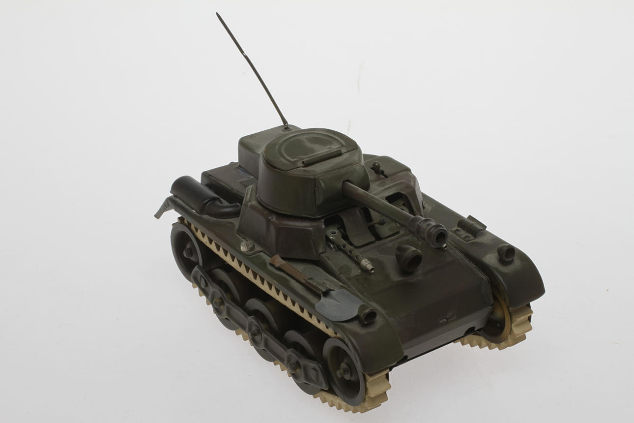 GAMA STRIDSVAGN, urverk, larvfötter av gummi. 1950-tal.