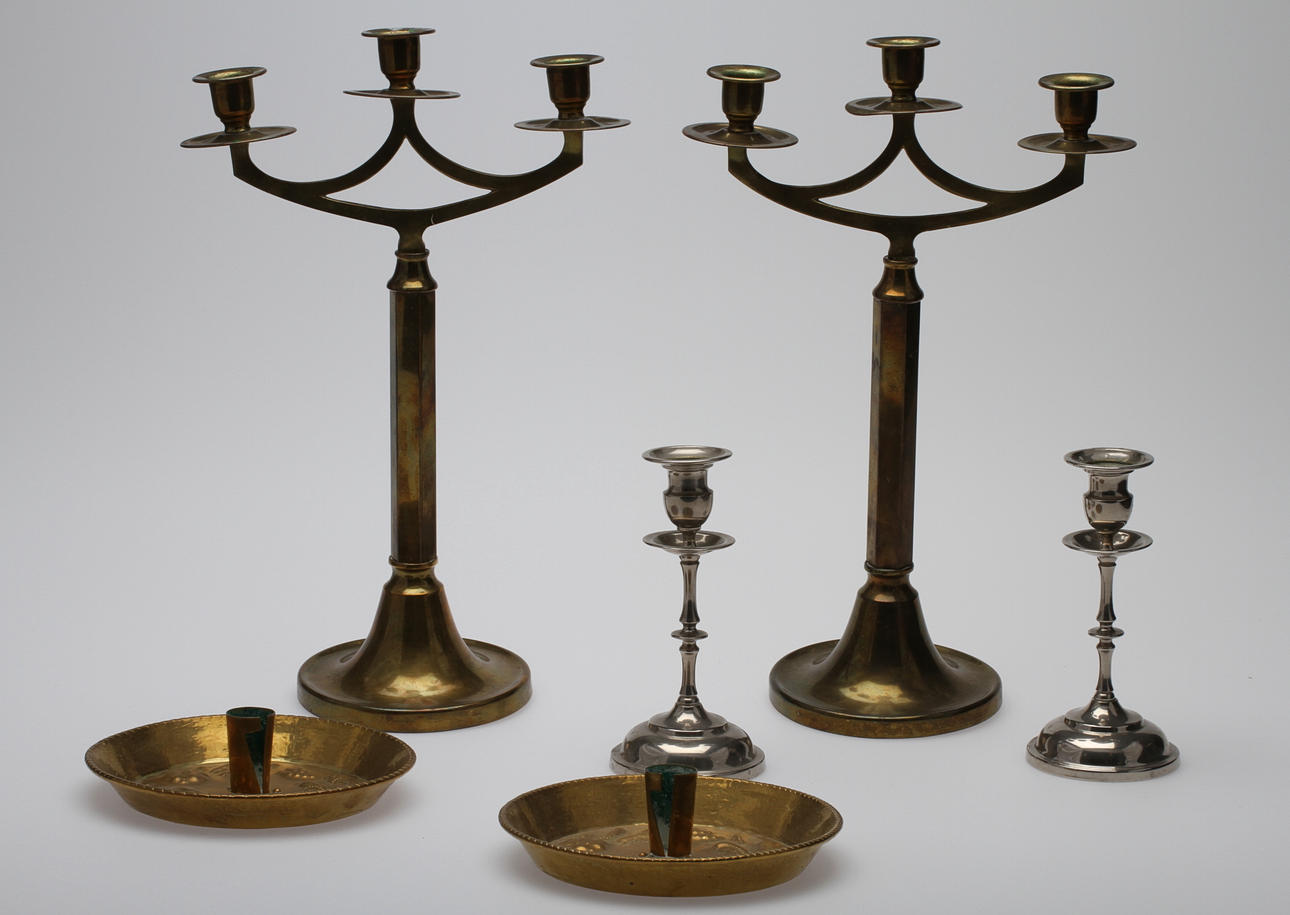 LJUSSTAKAR, tre par, mässing samt förnicklade, tidigt 1900-tal.