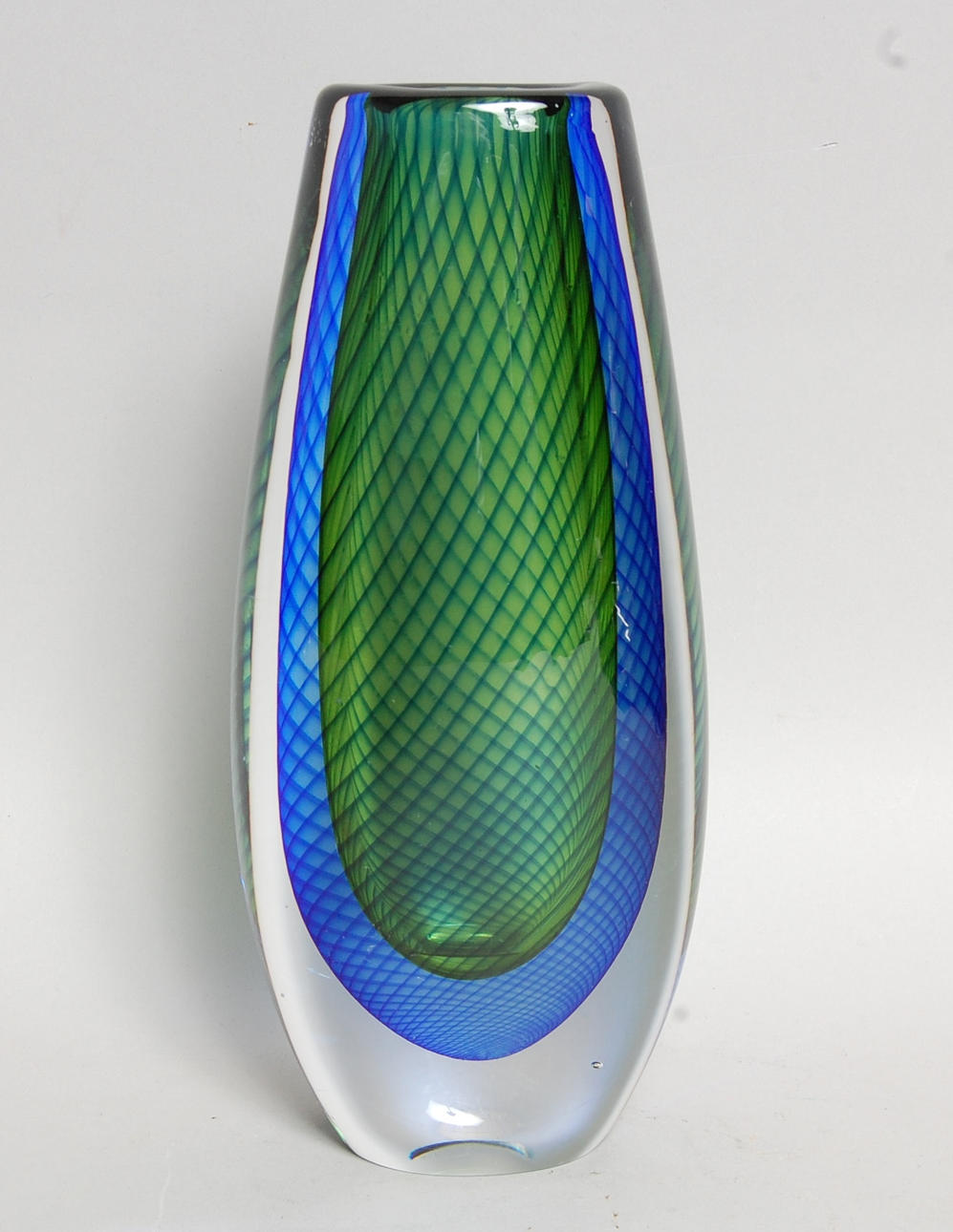 VAS, Vicke Lindstrand, Kosta, signerad LH 1590.