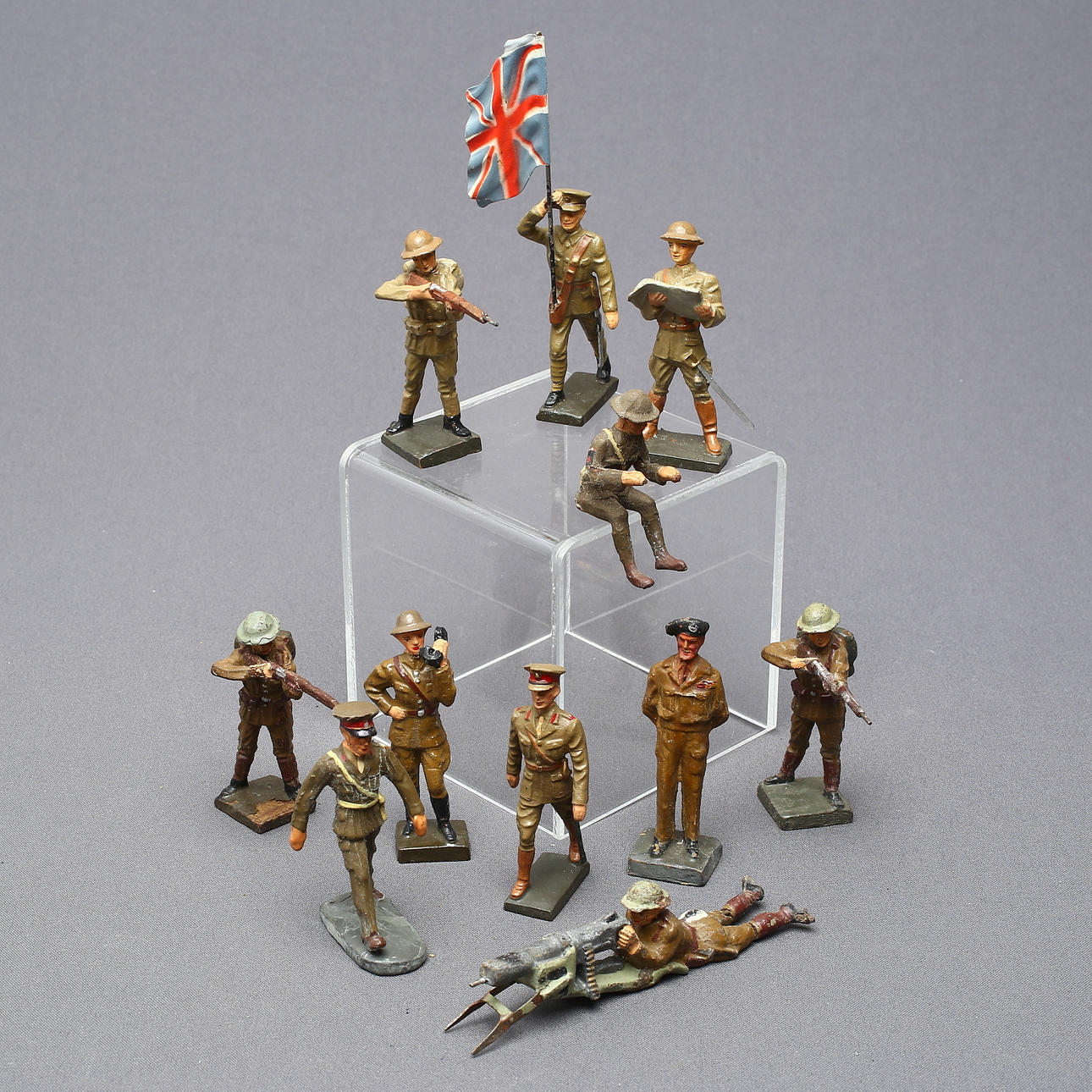 LINEOL, ELASTOLIN og DURSO ca. 11 figurer, engelsk.