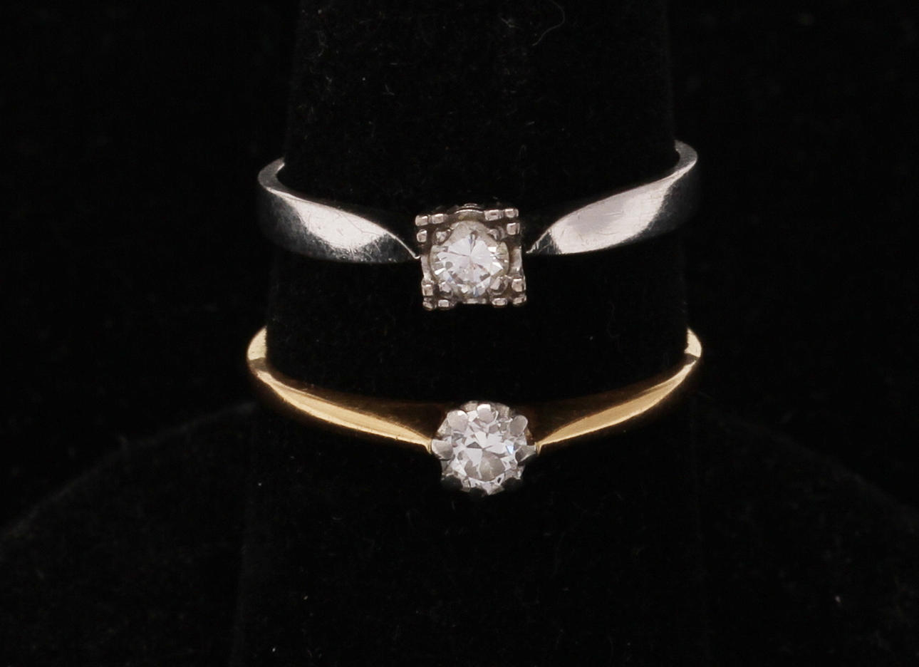 RINGAR, 2 st, 18k guld och vitguld med briljanter, tot ca 0,28ct. Vikt 4,5g.