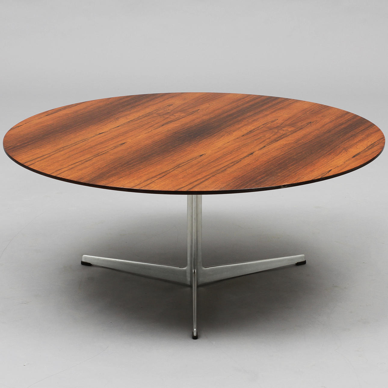 ARNE JACOBSEN. Bord. Fritz Hansen, Danmark.