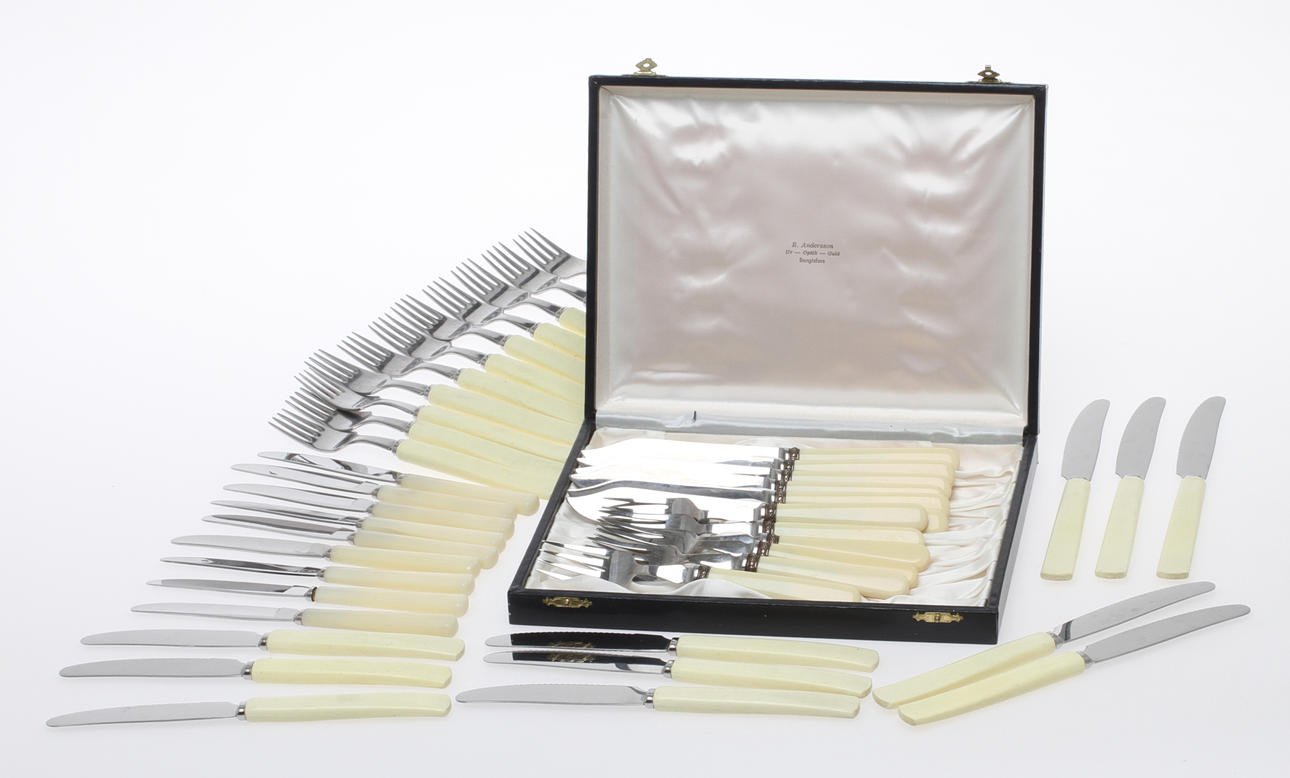 PARTI DIVERSE BESTICK, 43 delar, bland annat fiskbestick, 1900-talets senare hälft.