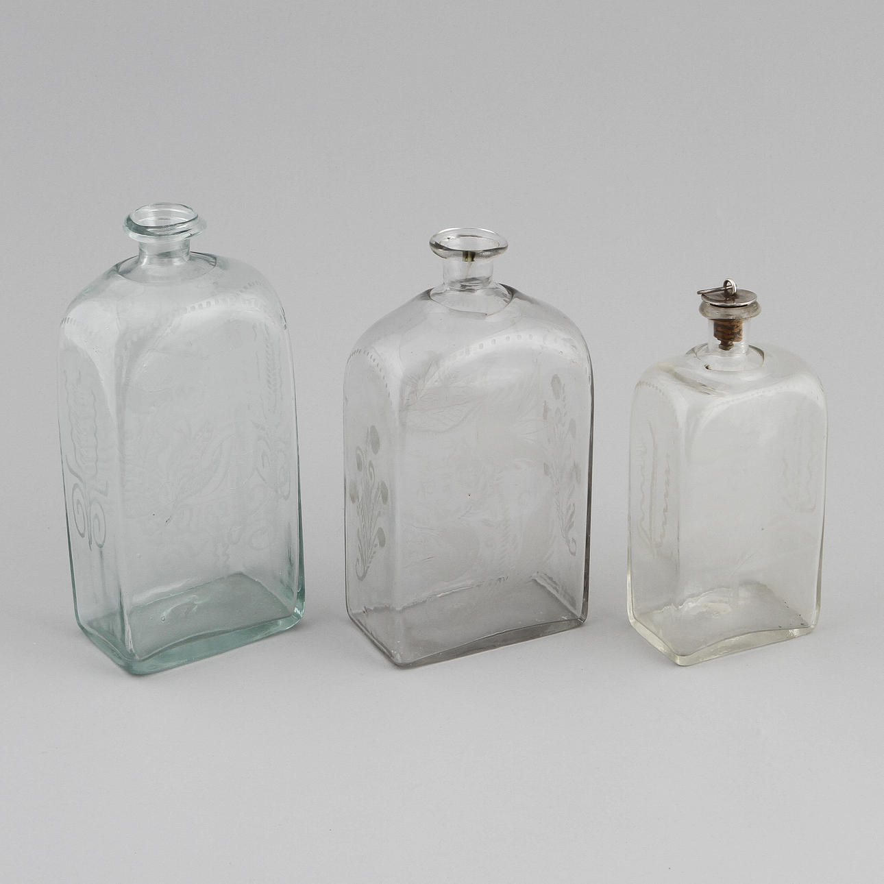 BRÄNNVINSFLASKOR, 3 st, glas, troligen Cedersberg, 1800-tal.