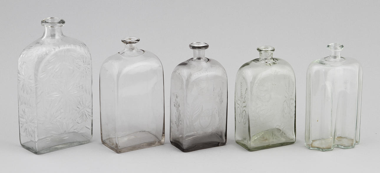 BRÄNNVINSFLASKOR, 5 st, glas, 1800-tal.