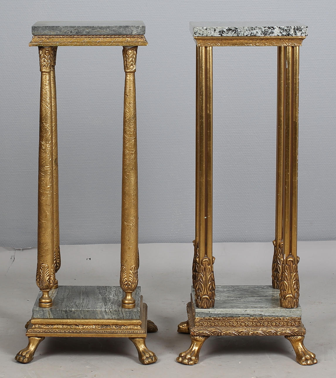 PIEDESTALER (2) med marmorskivor, 1940-tal.