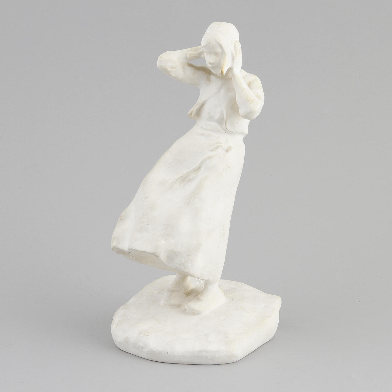 RUTH MILLES. gips, sign.