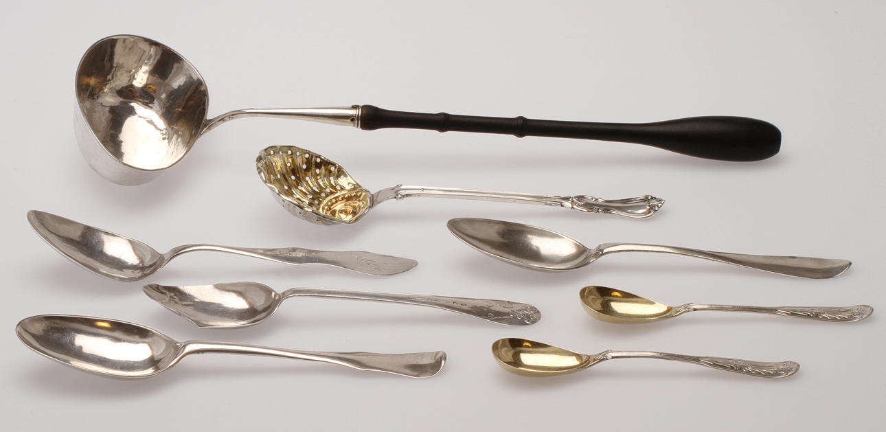 PARTI SILVER, 8 delar, mestadels 1800-tal. Tot vikt 290g, soppslev ovägd.