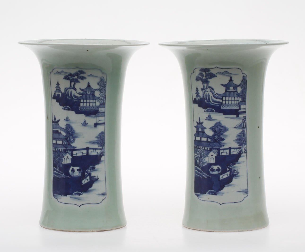 VASER, ett par, porslin, Kina.