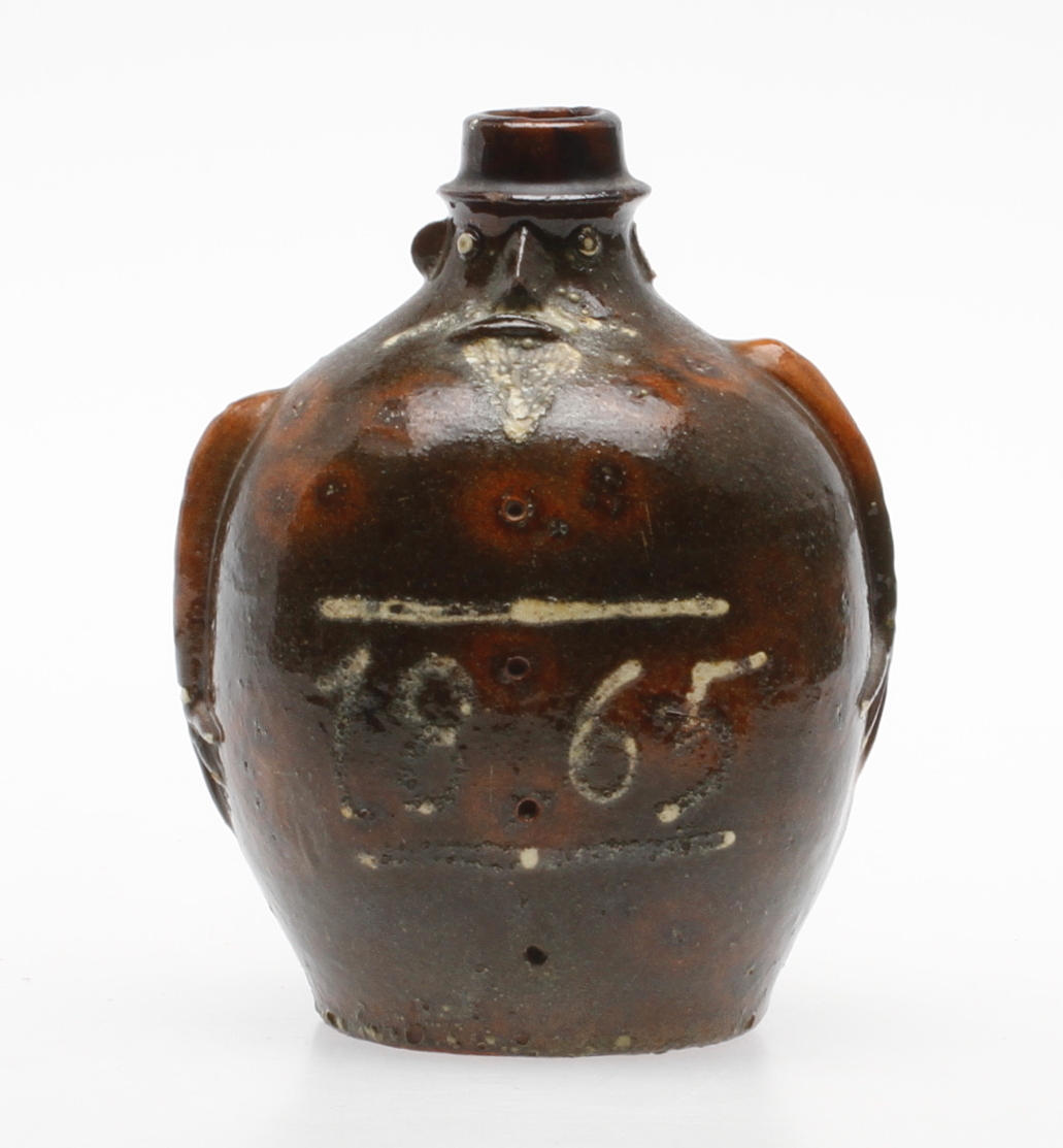BRÄNNVINSFLASKA, "Gubbe" keramik, Sjöbo, Skåne, daterad 1865.