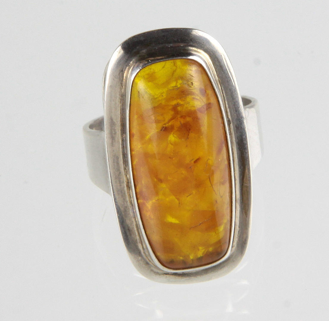 Bärnstensring, formgiven av Peter Brummold, silver 835.