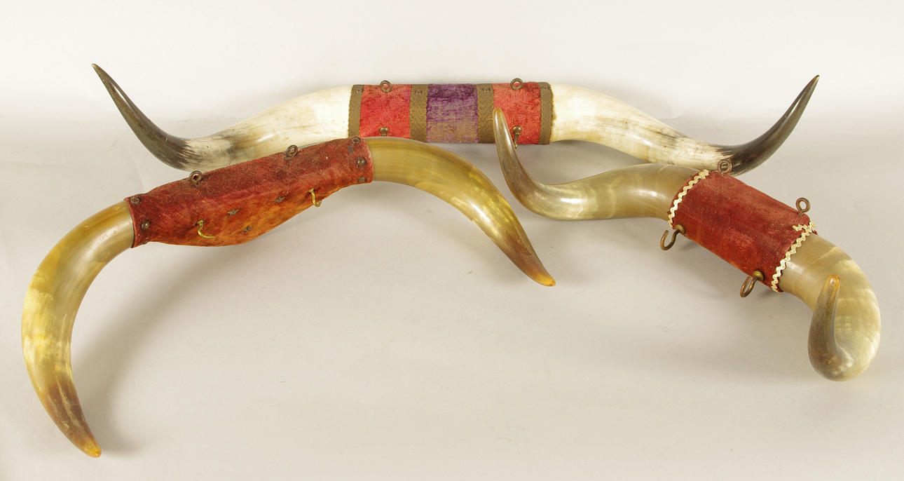 HÄNGARE i form av horn, 3 stycken.