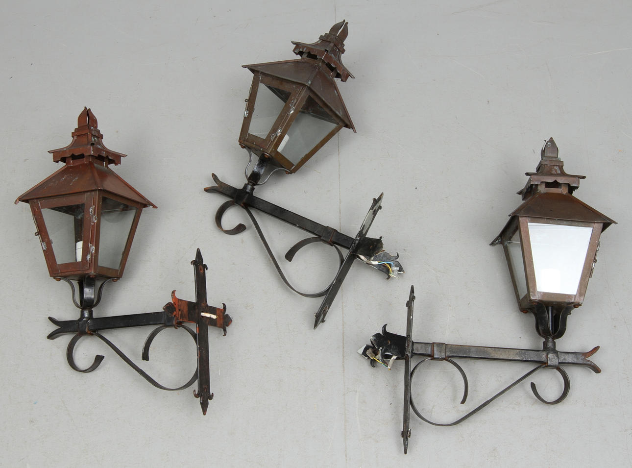 VÄGGLYKTOR, 3 st, smide och koppar, 1900-talets senare hälft.