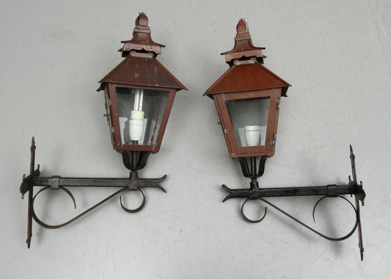 VÄGGLYKTOR, 1 par, smide och koppar, 1900-talets andra hälft.