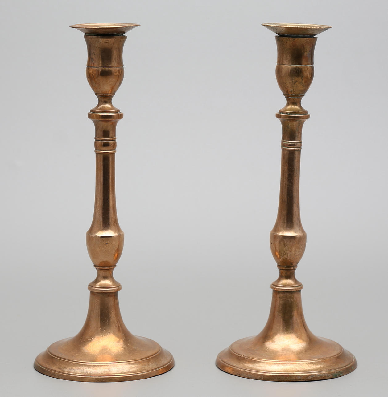 LJUSSTAKAR, ett par, mässing, Nyköpings mässingsbruk, 1800-tal.