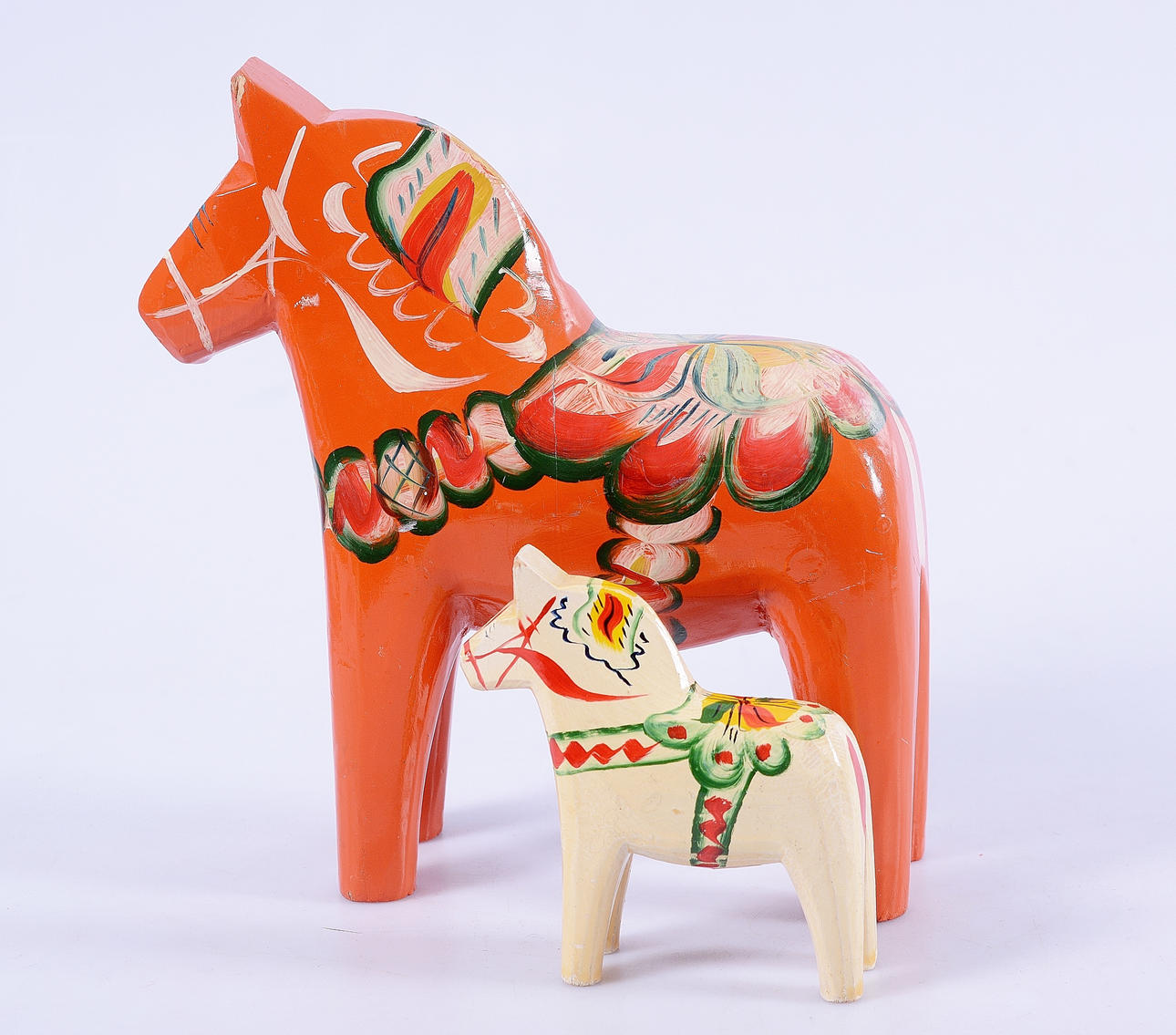 DALAHÄSTAR, 2-stycken, bemålat trä.