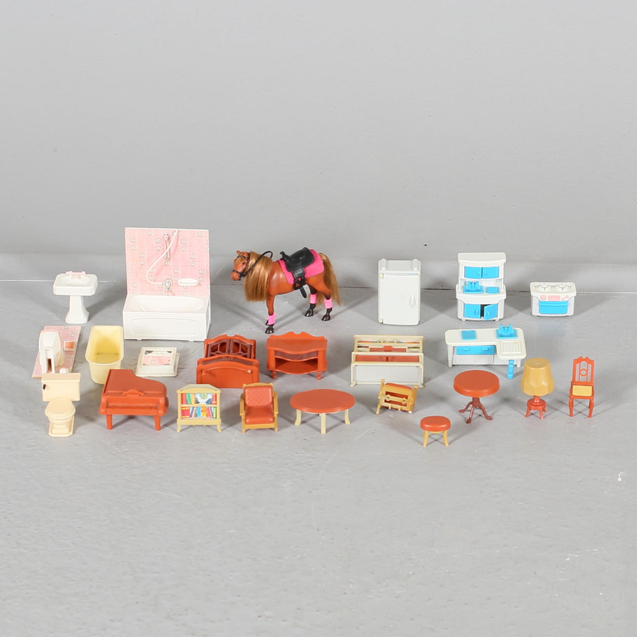 DOCKSKÅPSMÖBLER ca 30-40 delar, bl.a Lundby.