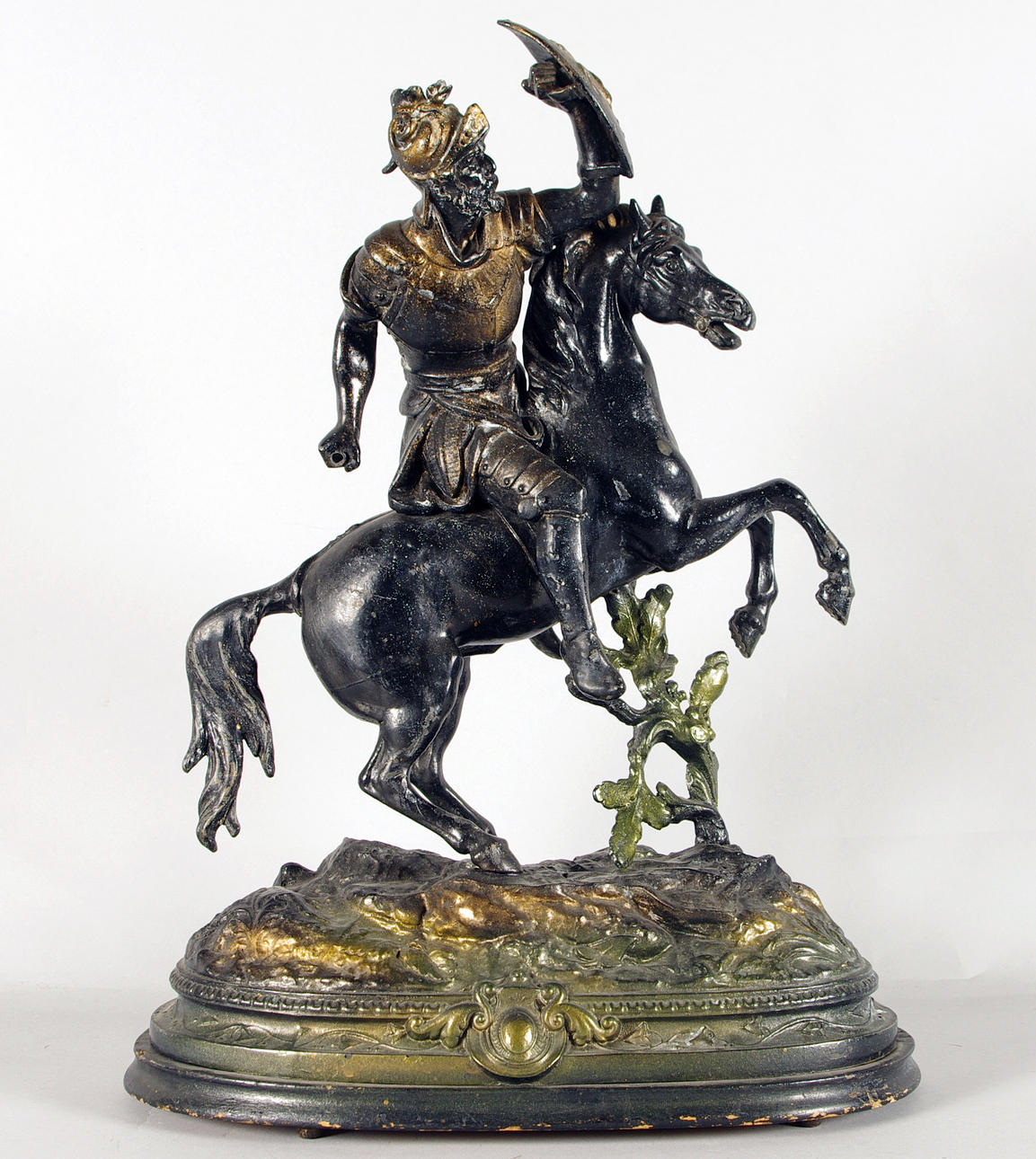 SKULPTUR, Krigare till häst, målad metall på träsockel.