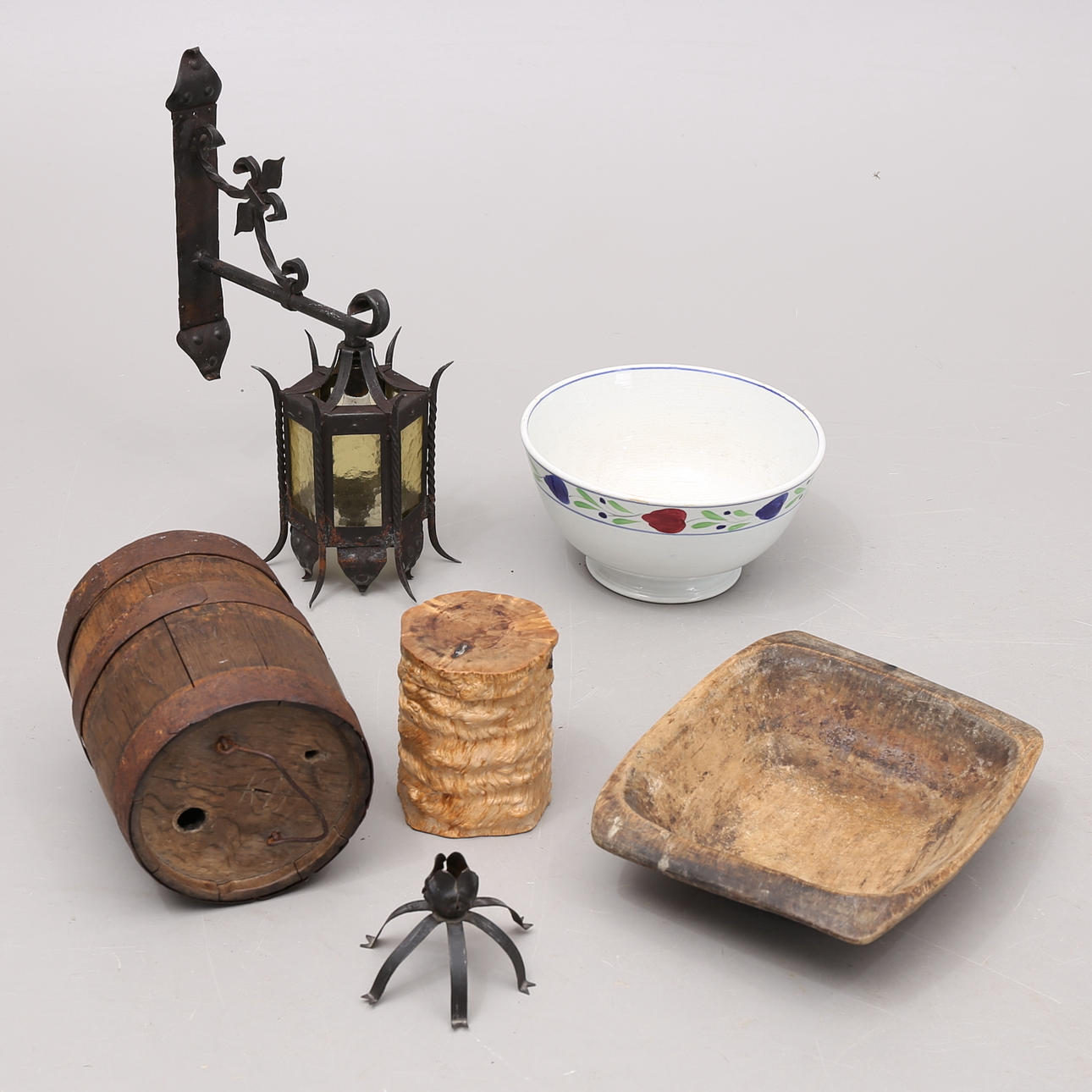 VÄGGLYKTA, smide samt ALLMOGEFÖREMÅL.