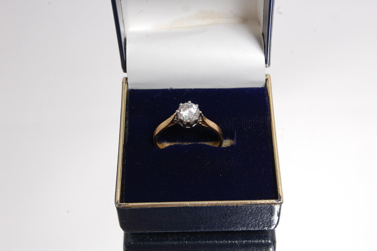 RING, 18 K guld, med vit sten, vikt 4 g.