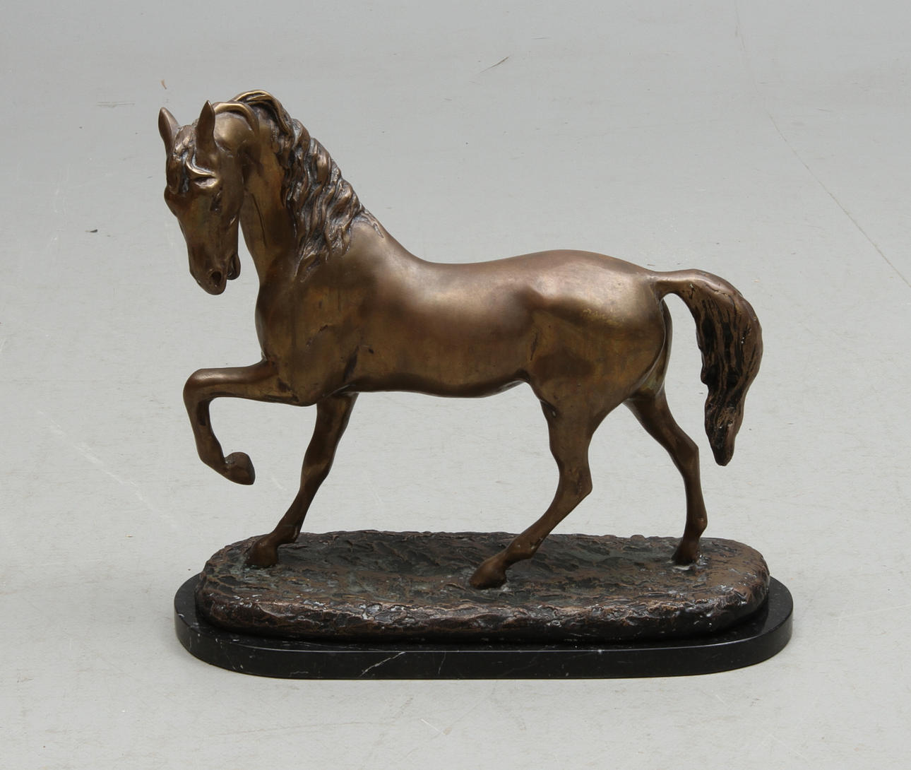 SKULPTUR, Häst, patinerad mässing, otydliga märkningar, 19/2000-tal.