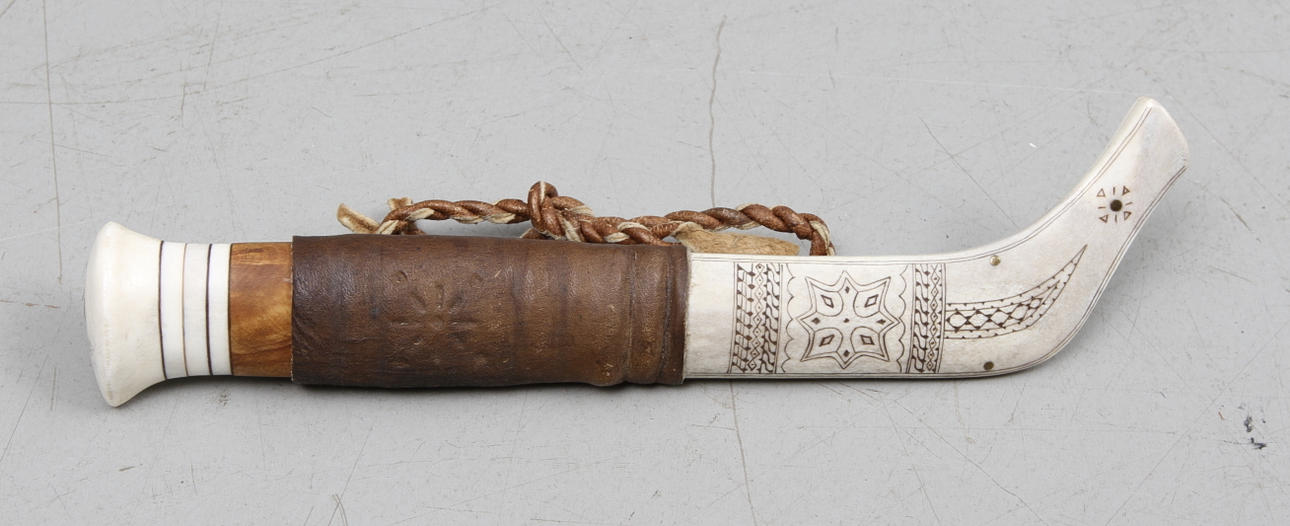 SAMEKNIV, horn, signerad.