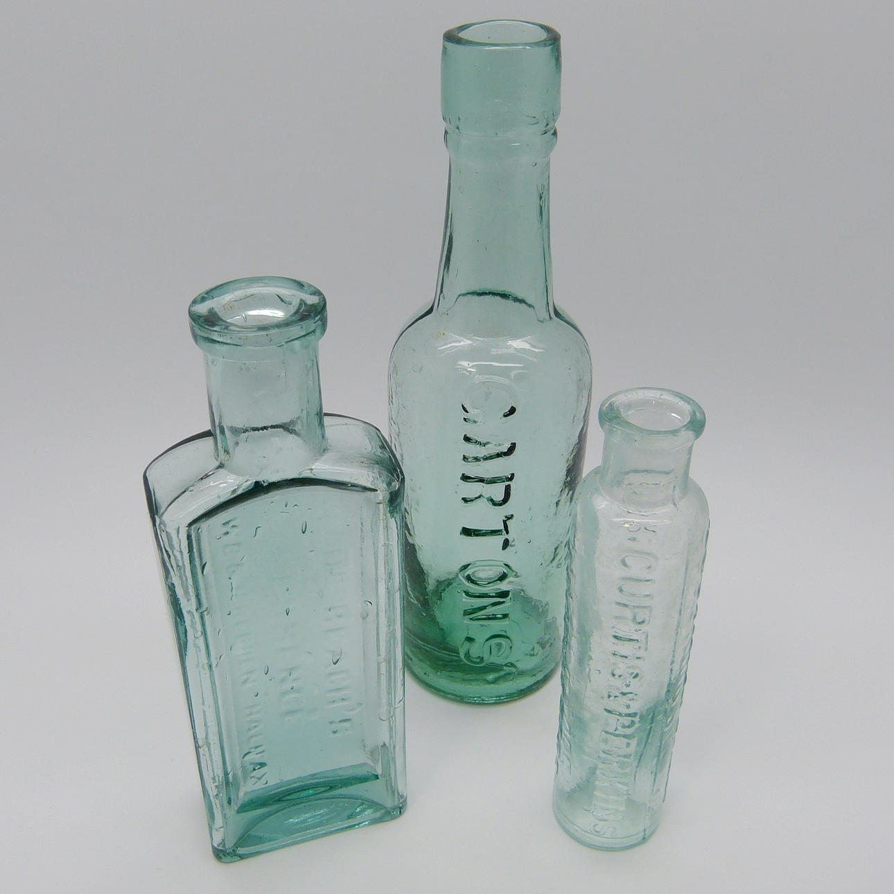 TRES BOTELLAS DE CRISTAL VINTAGE.