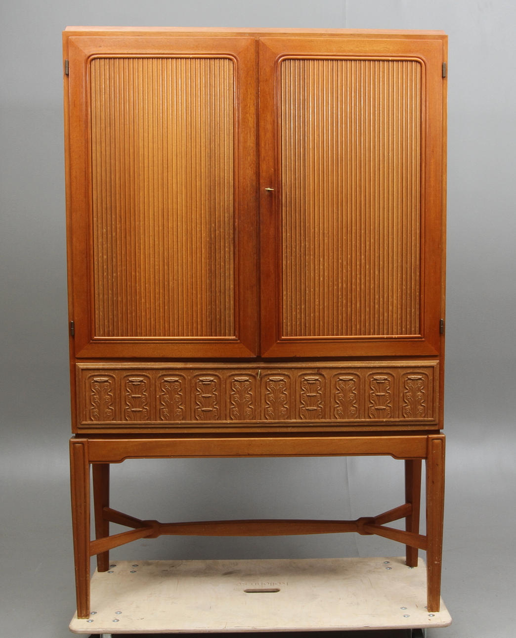 SKRIVSKÅP, Hjalmar Jacksons snickerier, brännmärkt HJ.J. 1900-talets första hälft.